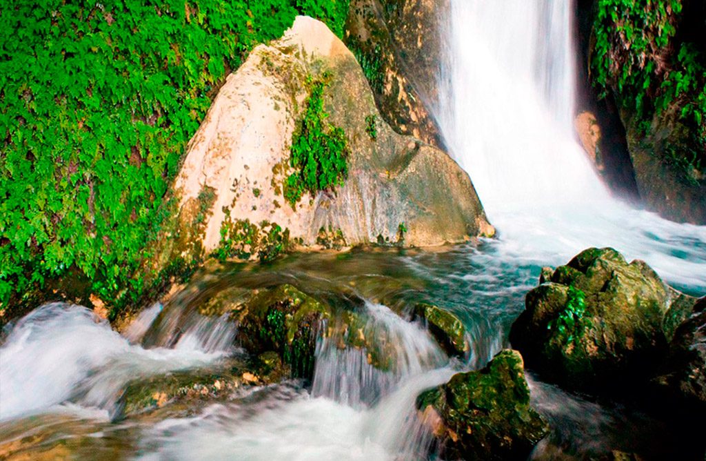 cueva del agua en tiscar, Quesada. monumento natural en sierra de cazorla