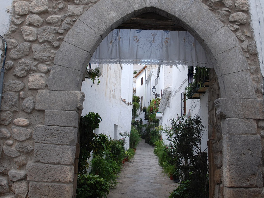Arco de los Santos, puerta de entrada al casco antiguo de Quesada