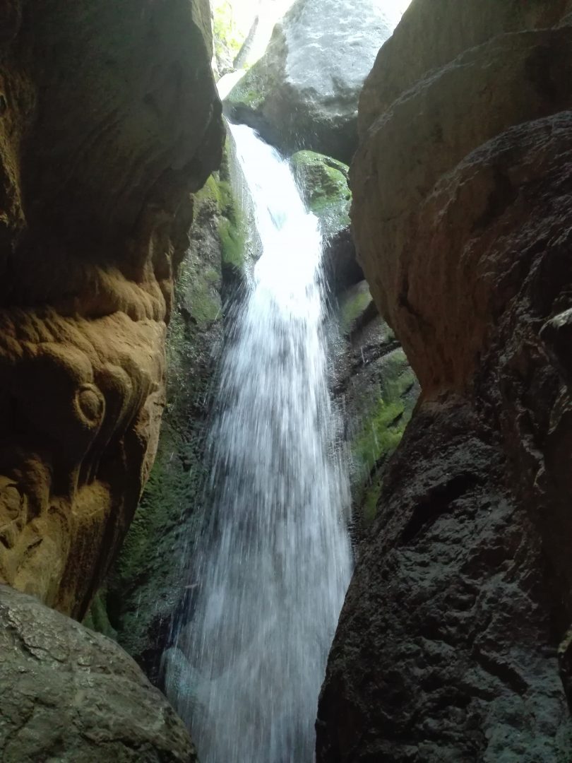 entrada del rio tiscar en la cueva del agua, en sierras de cazorla