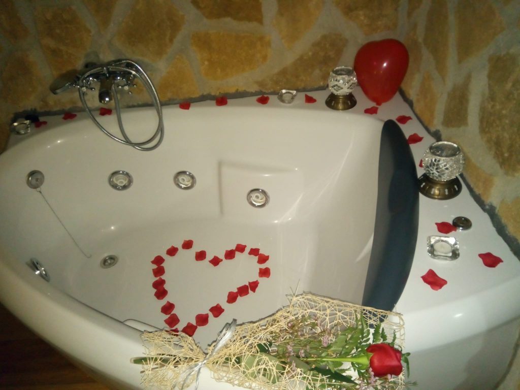 detalles romanticos junto a bañera de hidromasaje, casa rural en sierras de cazorla