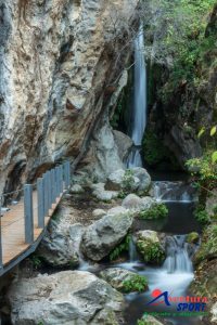 entorno natural de Quesada en sierras de cazorla, el rio tiscar sale de la cueva del agua para finalizar en el pilon azul